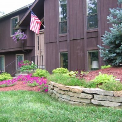 Residential Stone Retaining Wall 